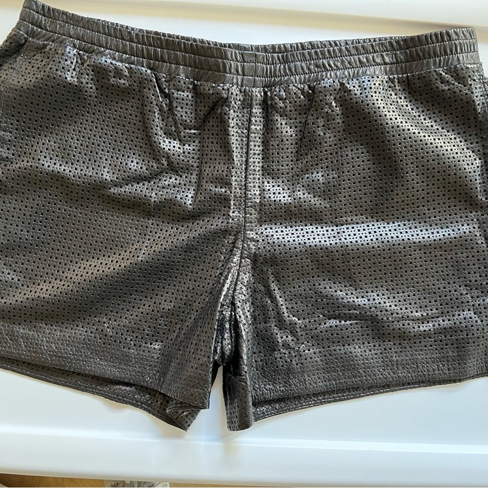 Vince Leather perforated shorts with pockets size M